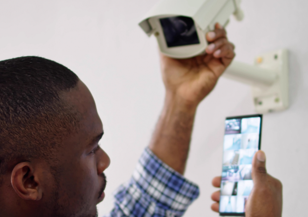 Afro-américain utilisant le système de sécurité et d’alarme