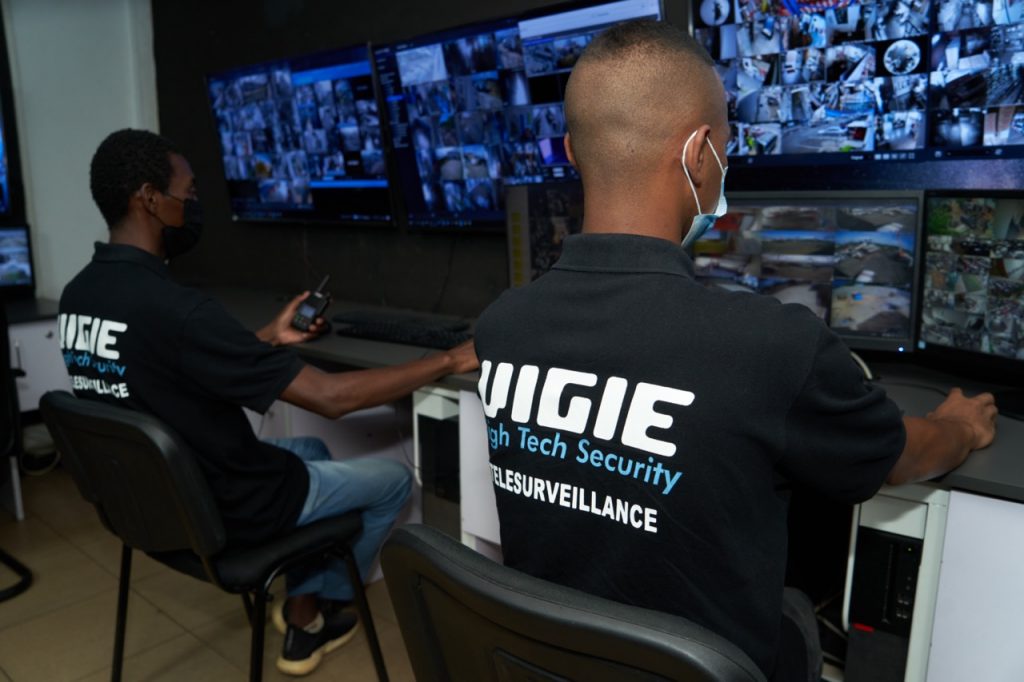 Agent de télésurveillance prêtant attention à son écran