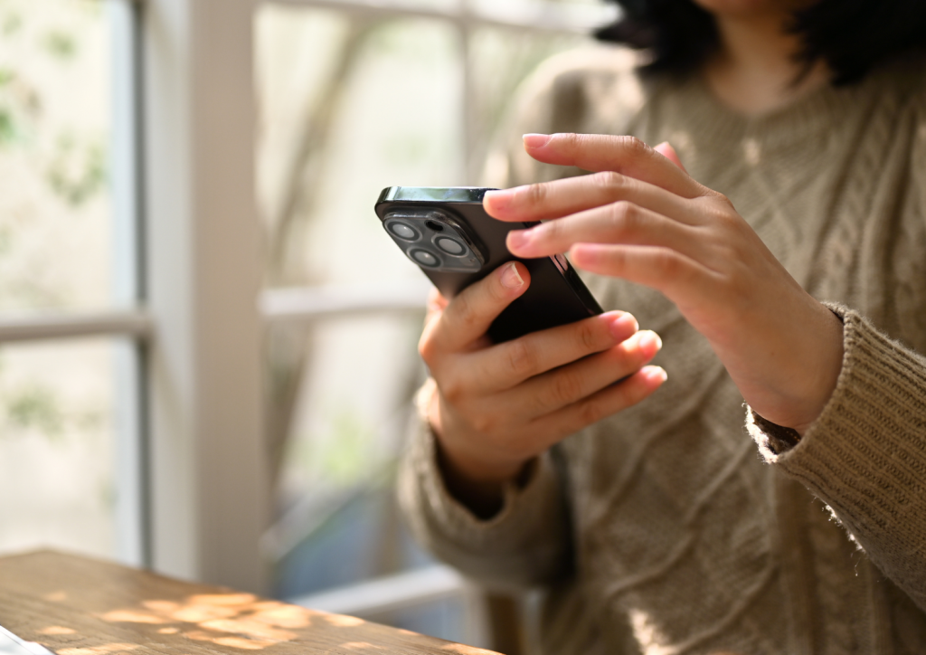Femme sur son téléphone