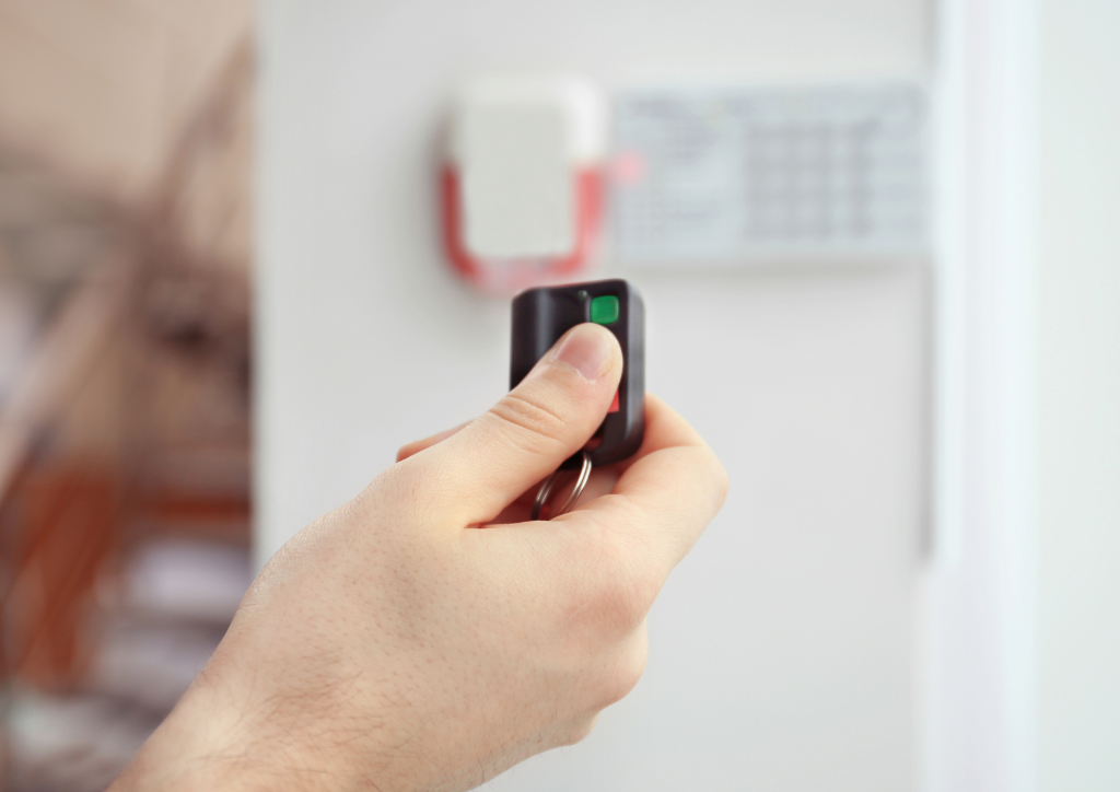 Main appuyant sur le dispositif d’alarme de sécurité