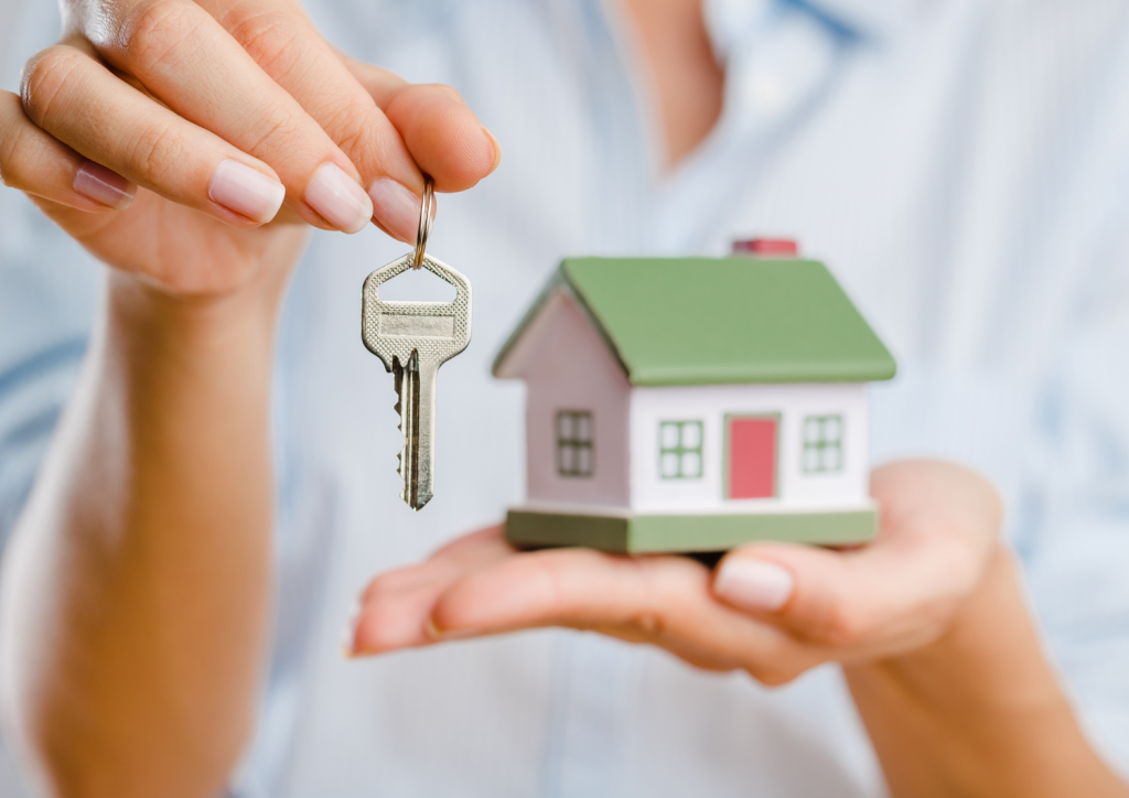Maison en miniature sur une paume de main