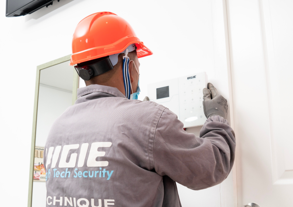 Technicien qui installe une alarme