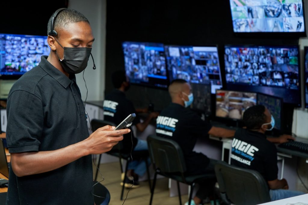 Opérateur de télésurveillance dans une station de télésurveillance